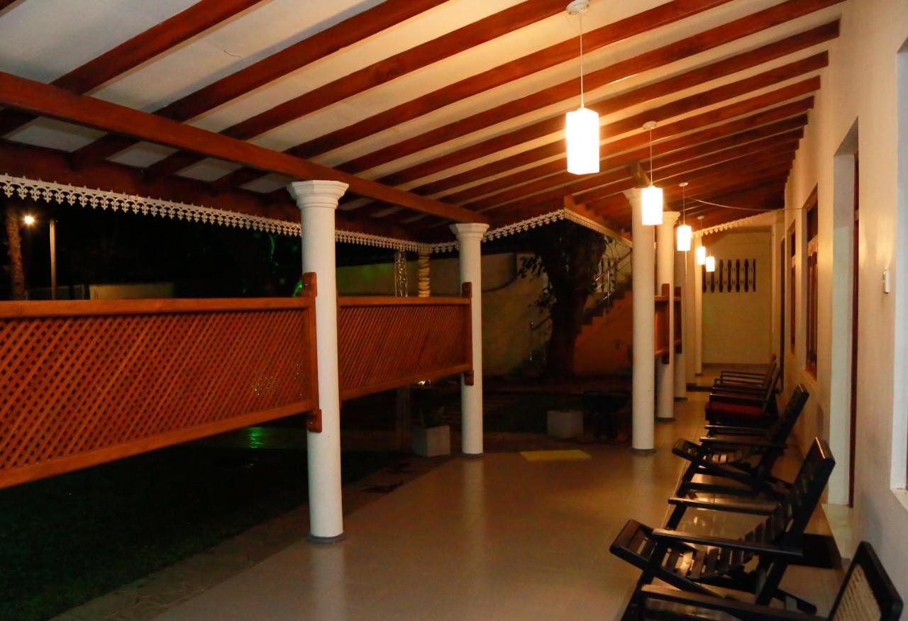 Vishmee Holiday Inn Embilipitiya Exterior foto